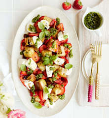 Erdbeer-Caprese mit Pistazienpesto