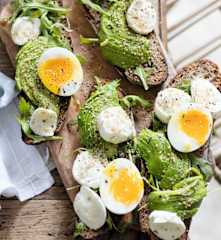 Tartines à l'avocat, œuf mollet et mozarella
