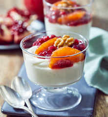 Schmandmousse mit Orangen-Granatapfel-Kompott
