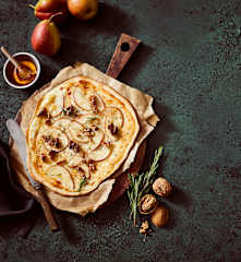 Flammkuchen mit Ziegenkäse, Birnen und Walnüssen