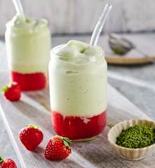 Iced Matcha Latte mit Erdbeerpüree