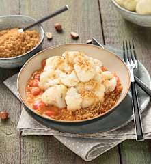 Karfiol mit Paprikaragout und Haselnussbröseln