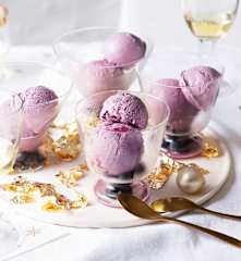 Helado de vino con arándanos