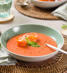 Sopa fría de tomate y albahaca con rollitos de salmón