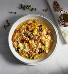 Minestra saporita di riso e legumi