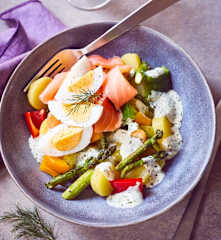 Sałatka ziemniaczana ze szparagami i wędzonym łososiem