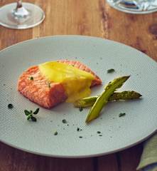 Filetti di salmone, asparagi e salsa olandese (Bimby Friend)