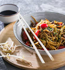 Noodles con setas, brotes de soja y tomates cherry para dos