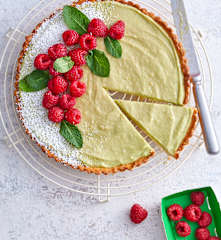 Tarte avocat, banane et framboises