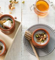 Cuajada con miel y frutos secos