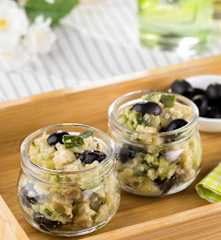 Insalata di quinoa, zucchine e seitan in vasetto