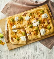 Focaccia con fiori di zucca e burrata