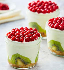 Dessert allo yogurt greco e frutta fresca