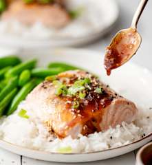 Salmão a vapor com molho doce de gengibre e soja