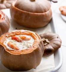 Fondue de queso en calabacitas con gambones salteados