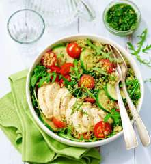 Salade de quinoa au poulet et pesto de roquette
