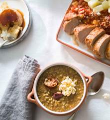 Menú: Lentejas estofadas. Solomillo de cerdo con patatas y salsa de tomate. Quesillo