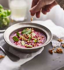 Velouté de betteraves, poireau, pommes, sarrasin et noix