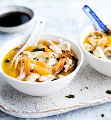 Sopa de pollo asiática