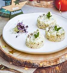Tartine di pane con i semi e mousse al formaggio