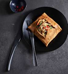 Tortilla thai rellena de pollo