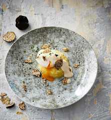 Tortino di patate con uovo poché, salsa al Parmigiano Reggiano e tartufo nero
