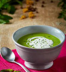Sopa de chícharo y hierbabuena