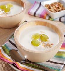 Suppe mit Olivenöl, Knoblauch und Mandeln