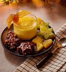 Dattel-Nuss-Konfekt und Mango-Espuma mit exotischen Früchten