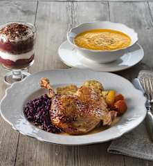 Menü: Karotten-Ingwer-Suppe; Gefüllte Gans mit Rotkraut und Schwarzwälderkirsch-Dessert