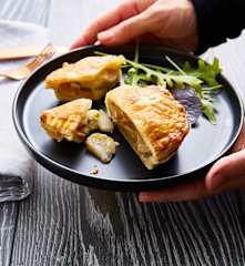 Fagottini di sfoglia con indivia all'aceto balsamico e gorgonzola
