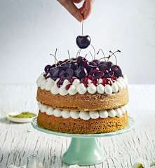 Sponge cake al tè matcha e ciliegie