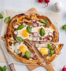 Chrupiący placek z rzodkiewkami i jajkiem (flammkuchen)