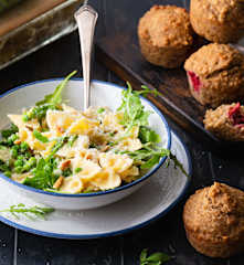 Pasta con guisantes y muffins de fruta