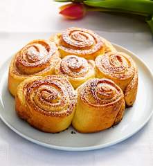 Torta di rose brioches con crema pasticcera alle fragole