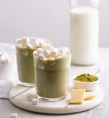 Gorąca biała czekolada z matcha