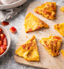 Tortilla de patata con chorizo y verduras