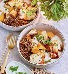 Bowl z soczewicą, warzywami i serem halloumi