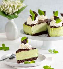 Sernik miętowy na spodzie brownie