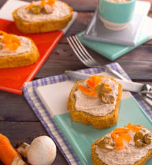 Crostini con mousse prosciutto e funghi