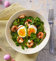 Insalata con valeriana, asparagi, uova barzotte e mazzancolle