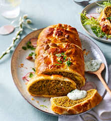 Mandelbraten mit Frühlingssalat und Kräuterquark