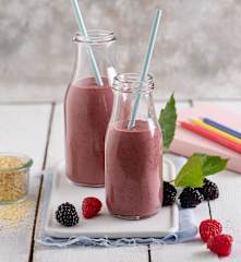 Koktajl z owoców leśnych z płatkami jaglanymi