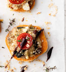 Canapés di patate dolci con feta, fagioli e zucchine