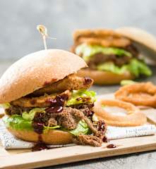 Hamburguesa de cordero deshilachado al vino tinto con aros de cebolla