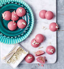 Czekoladki truskawkowe z różowej czekolady