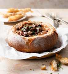 Kalbsragout im Brotlaib