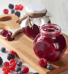 Confettura ai frutti di bosco