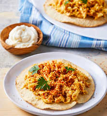 Tostadas de ensalada de pollo con jocoque griego