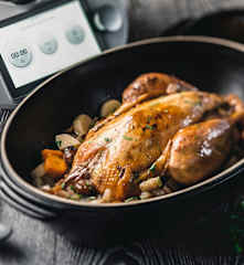 Chapon rôti aux, châtaignes, carottes, pommes de terre et blettes